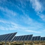 Saulės elektrinės energijos perteklių iliustruojantis saulės parkas