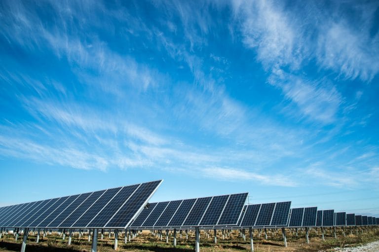Saulės elektrinės energijos perteklių iliustruojantis saulės parkas